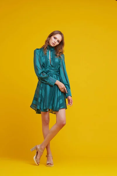 Hermosa Joven Con Vestido Verde Fondo Amarillo Estudio Moda Filmado — Foto de Stock