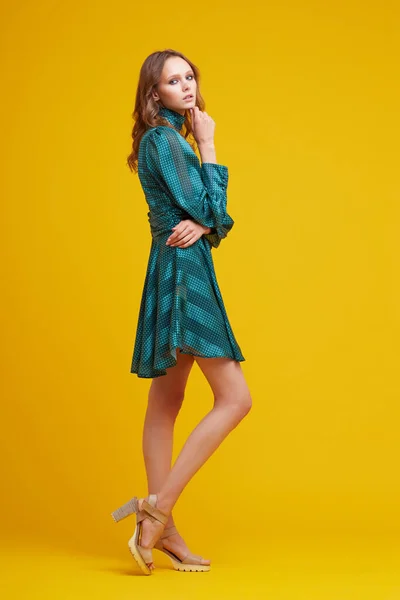Vacker Ung Kvinna Grön Klänning Gul Bakgrund Mode Studio Skott — Stockfoto