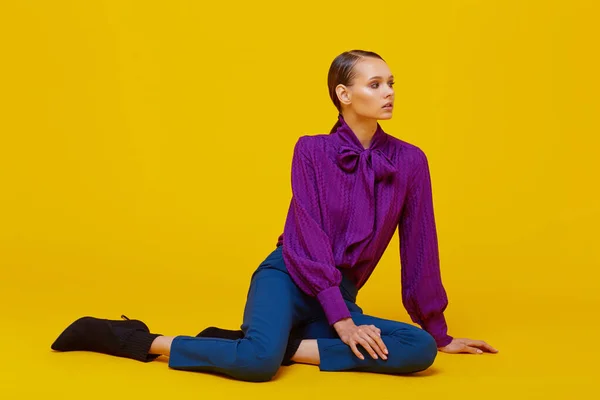 Retrato Alta Moda Mujer Joven Elegante Sudio Disparó Blusa Violeta — Foto de Stock