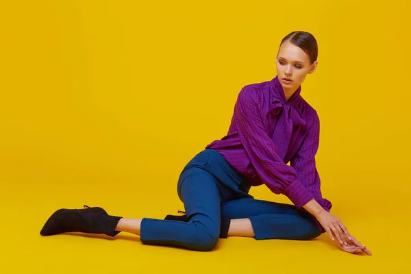 Retrato Alta Moda Mujer Joven Elegante Sudio Disparó Blusa Violeta — Foto de Stock