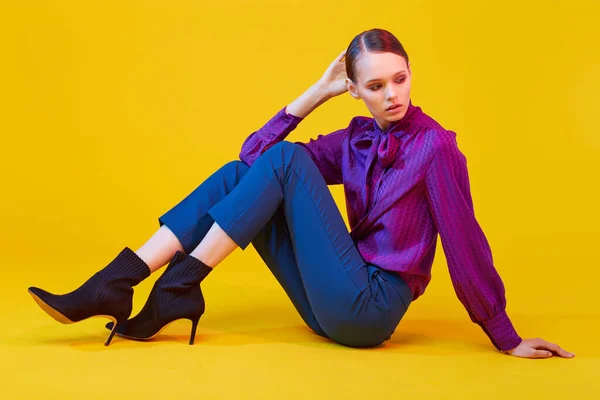 Retrato Alta Moda Mujer Joven Elegante Sudio Disparó Blusa Violeta — Foto de Stock