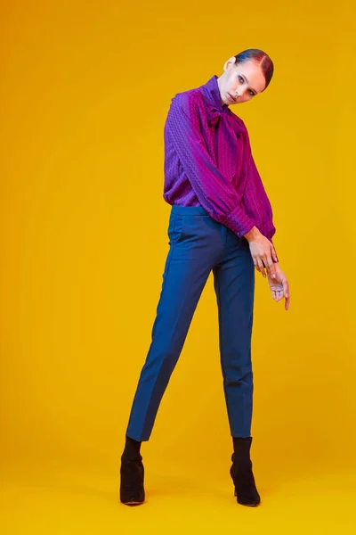 Retrato Alta Moda Jovem Mulher Elegante Tiro Sudio Blusa Violeta — Fotografia de Stock