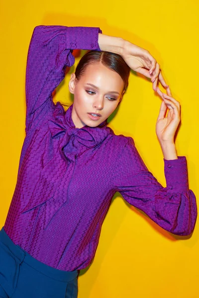 Висококласний Портрет Молодої Елегантної Жінки Студійний Знімок Фіолетова Блузка Сині — стокове фото