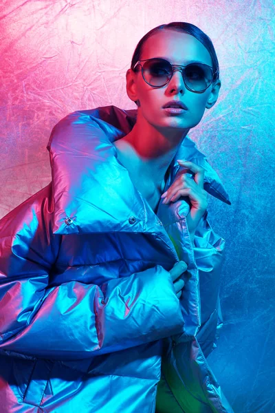 Güneş Gözlüklü Zarif Bir Kadının Moda Portresi Gümüş Rengi Ceketli — Stok fotoğraf