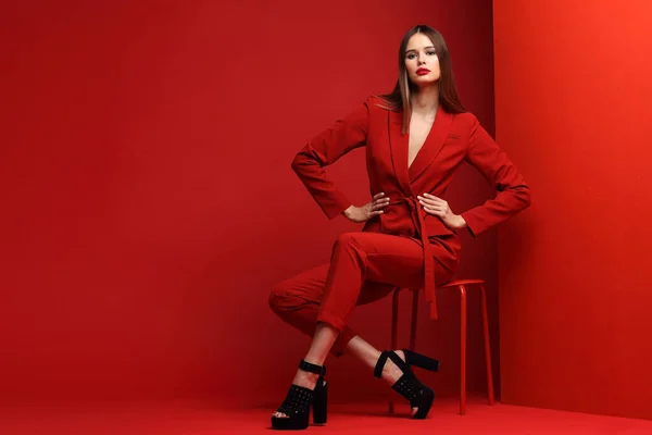 Mujer Joven Moda Traje Rojo Fondo Rojo — Foto de Stock