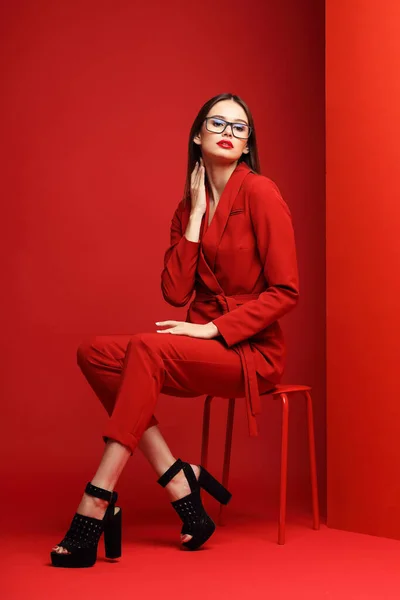 Μόδας Νεαρή Γυναίκα Κόκκινο Κοστούμι Κόκκινο Φόντο — Φωτογραφία Αρχείου