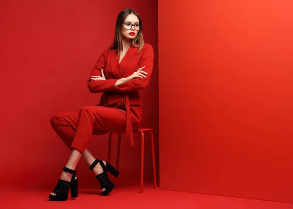 Mujer Joven Moda Traje Rojo Fondo Rojo — Foto de Stock
