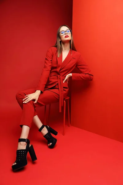 Mujer Joven Moda Traje Rojo Fondo Rojo — Foto de Stock