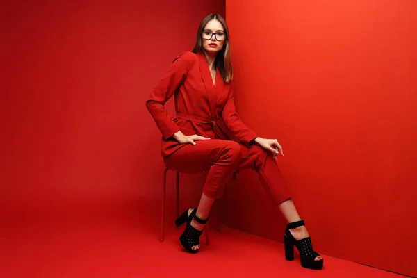 Mujer Joven Moda Traje Rojo Fondo Rojo —  Fotos de Stock