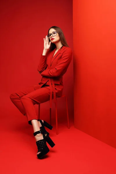 Mujer Joven Moda Traje Rojo Fondo Rojo —  Fotos de Stock