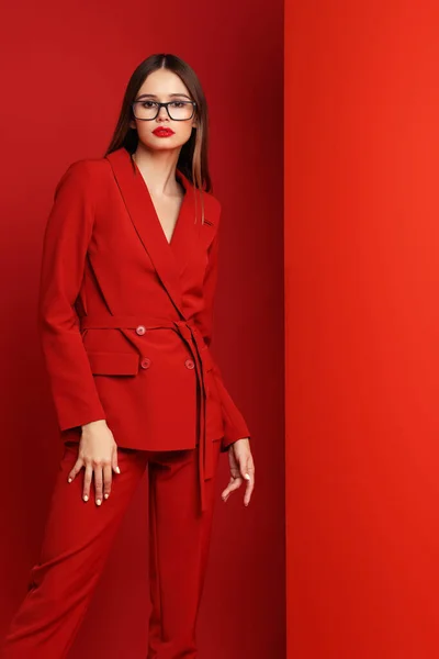 Fashion Wanita Muda Dalam Setelan Merah Latar Merah — Stok Foto