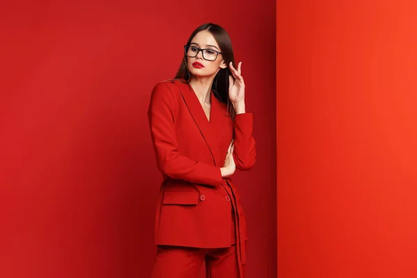 Mode Jonge Vrouw Rood Pak Rode Achtergrond — Stockfoto