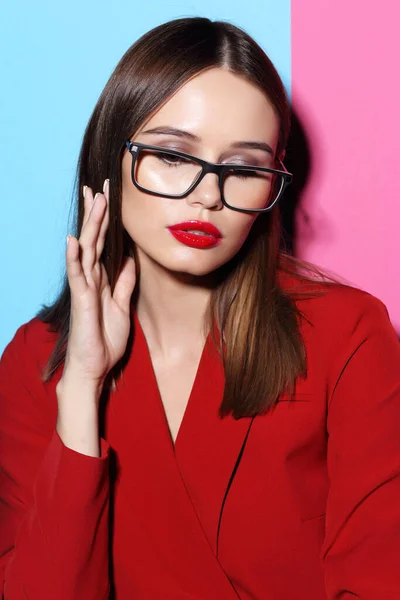 Mujer Moda Gafas Chaqueta Roja — Foto de Stock