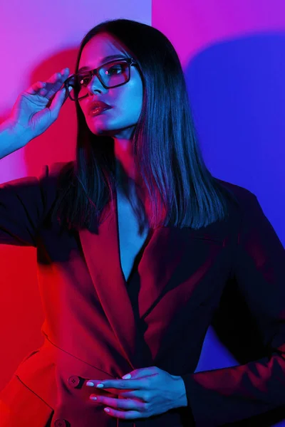 Mujer Moda Gafas Chaqueta Roja Luz Neón — Foto de Stock