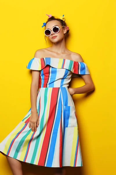 Moda Menina Legal Posando Óculos Sol Fundo Amarelo Jovem Hipster — Fotografia de Stock