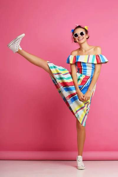时尚酷的女孩在粉红的背景上摆姿势 年轻的嬉皮士女人 太阳镜 白运动鞋 — 图库照片