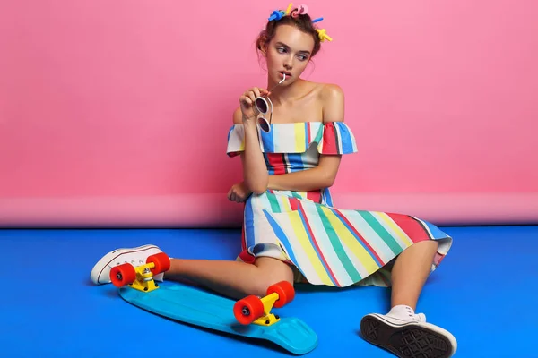Mode Cooles Mädchen Posiert Mit Skateboard Junge Hipsterfrau Lockenwickler Haar — Stockfoto
