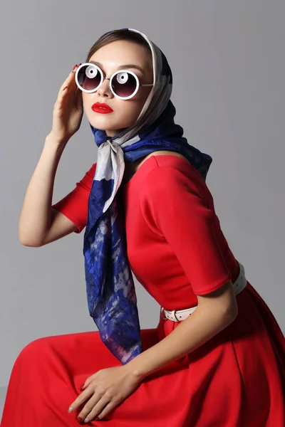 스타일의 선글라스랑 스카프 대유행을 뒤바꾸는 — 스톡 사진