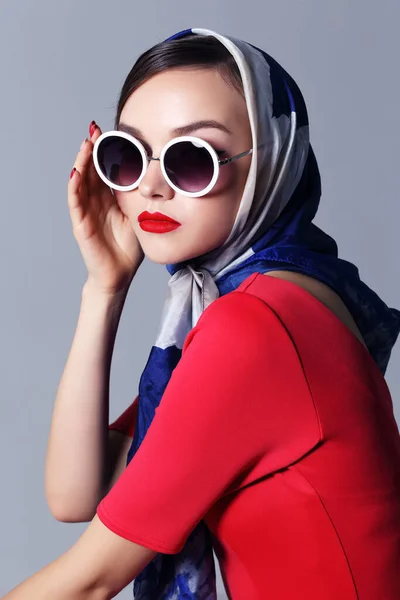 レトロなスタイルの若い女性 サングラスとシルクスカーフ 六十スタイルのファッションレトロな女性 — ストック写真