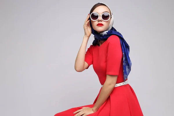 年轻女子的复古风格 太阳镜和丝巾六十年代风格时尚复古女人 — 图库照片