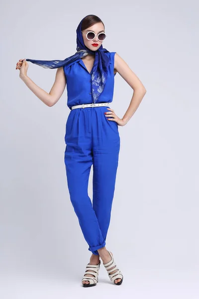Junge Frau Retro Stil Sonnenbrille Und Seidentuch Blauer Overall Mode — Stockfoto
