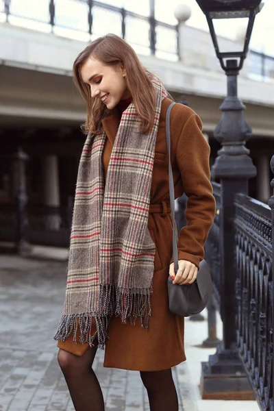 ファッション若い女性の屋外 コート スカーフ ハンドバッグを身に着けている — ストック写真