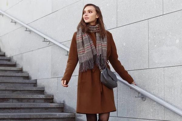 Мода Молодая Женщина Открытом Воздухе Носит Пальто Шарф Сумочку — стоковое фото