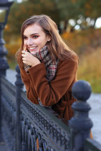 Fashion Jonge Vrouw Buiten Draag Jas Sjaal Handtas — Stockfoto