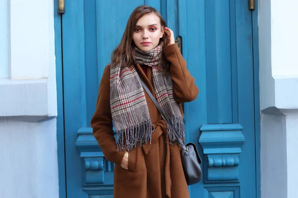 Мода Молода Жінка Відкритому Повітрі Носіння Пальто Шарфа Сумочки — стокове фото