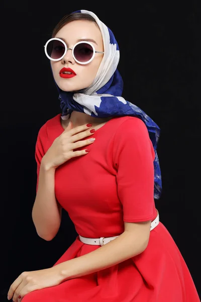 Junge Frau Retro Stil Sonnenbrille Und Seidentuch Mode Retro Frau lizenzfreie Stockfotos