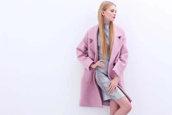 Junge Elegante Frau Trendigen Rosa Mantel Blonde Haare Silbernes Kleid — Stockfoto