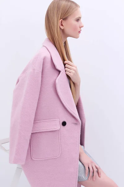 Jeune Femme Élégante Manteau Rose Tendance Cheveux Blonds Robe Argentée Image En Vente