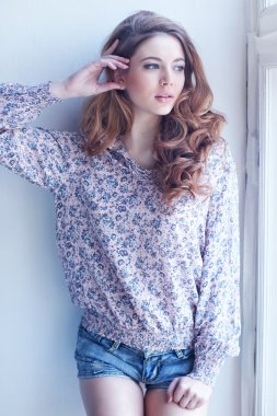 penceresini kapatmak poz genç güzel kadın portresi