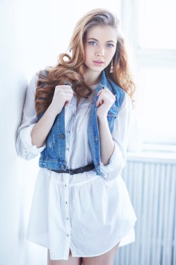 penceresini kapatmak poz genç güzel kadın portresi