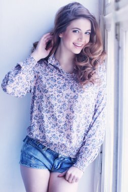 penceresini kapatmak poz genç gülümseyen kadın portresi