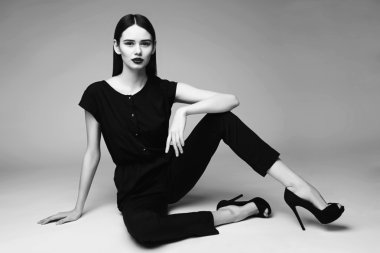 yüksek moda portre genç zarif kadın. Stüdyo vurdu 