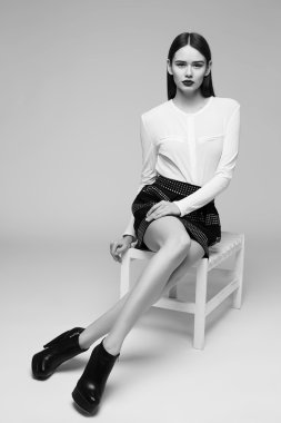 yüksek moda portre siyah etekle genç zarif kadın ve 