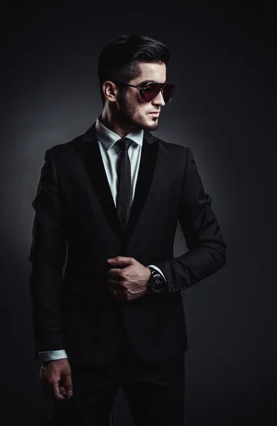 костюм мужской. парень в чёрных очках. мужчина в костюме и очках. элегантный парень. брутальный мужчина в темных очках.