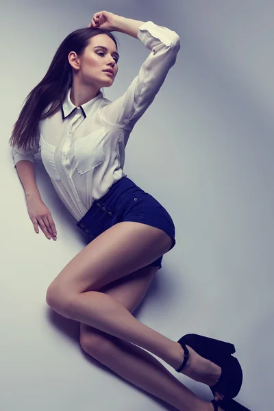 Beautiful brunette woman posing in studio.Fashion shot — Stock Photo, Image