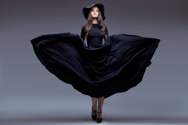 Bir şapka ve uzun Durian elbise zarif kadın