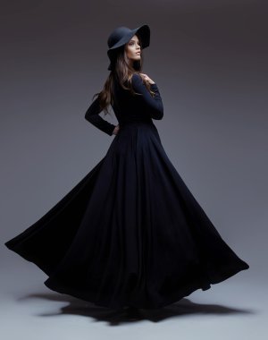 Bir şapka ve uzun Durian elbise zarif kadın