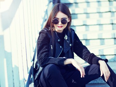 moda model açık poz güneş gözlüğü