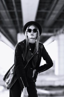 moda model açık poz güneş gözlüğü