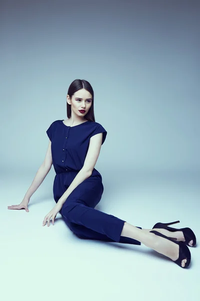 Retrato de alta moda de mujer joven y elegante. Captura de estudio — Foto de Stock