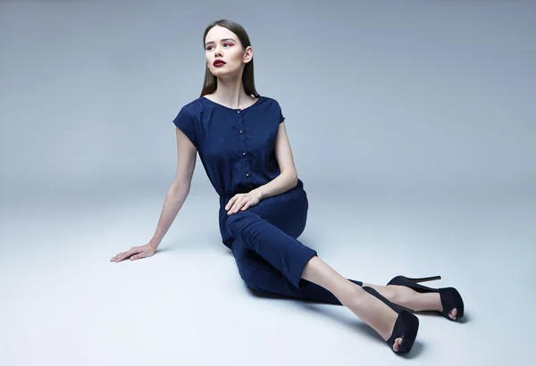 High fashion portrait of young elegant woman. Studio shot — Stock Photo, Image