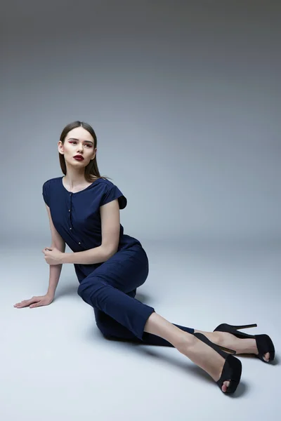 Retrato de alta moda de mujer joven y elegante. Captura de estudio — Foto de Stock