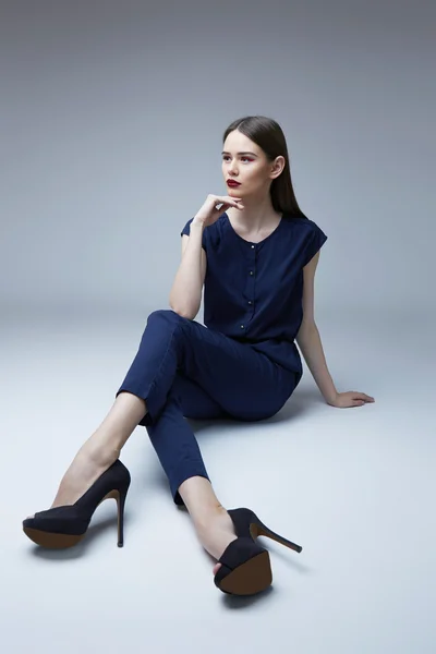 Retrato de alta moda de mujer joven y elegante. Captura de estudio —  Fotos de Stock