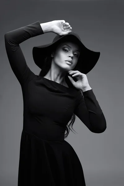 Ritratto di moda di donna elegante in cappello nero e vestito — Foto Stock