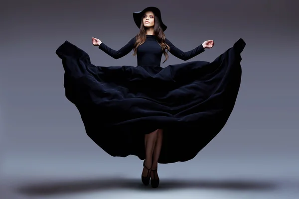 Bir şapka ve uzun Durian elbise zarif kadın