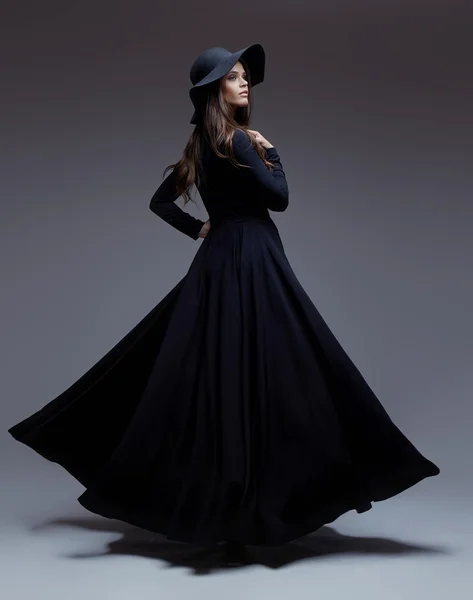 Bir şapka ve uzun Durian elbise zarif kadın